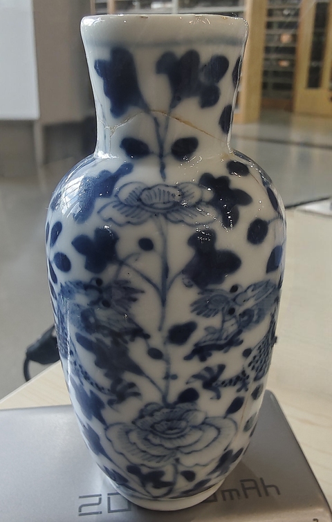 古玩陶瓷晚清青花瓶真品鑒賞圖