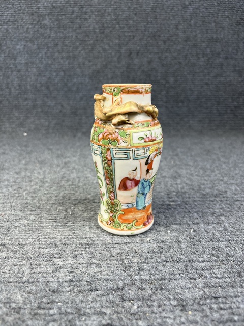 古玩陶瓷廣彩盤龍紋開窗人物花鳥紋小瓶真品鑒賞圖
