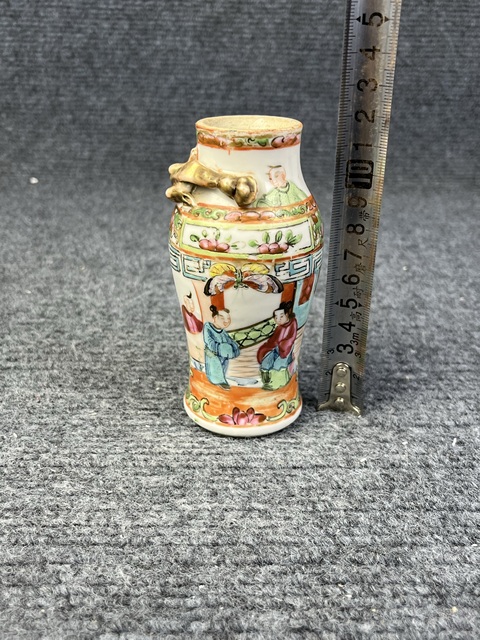 古玩陶瓷廣彩盤龍紋開窗人物花鳥紋小瓶真品鑒賞圖