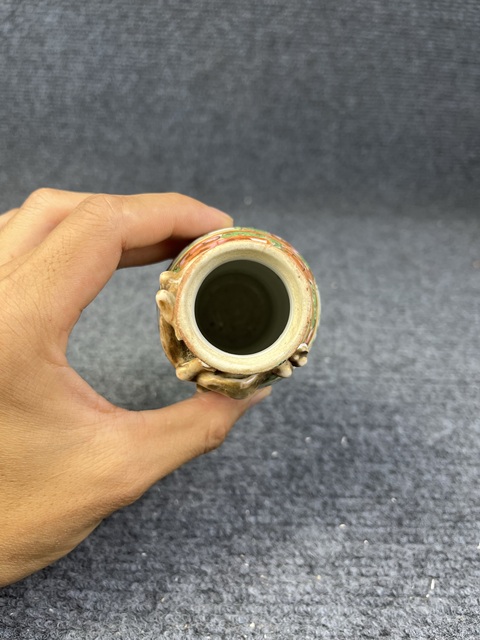 古玩陶瓷廣彩盤龍紋開窗人物花鳥紋小瓶真品鑒賞圖