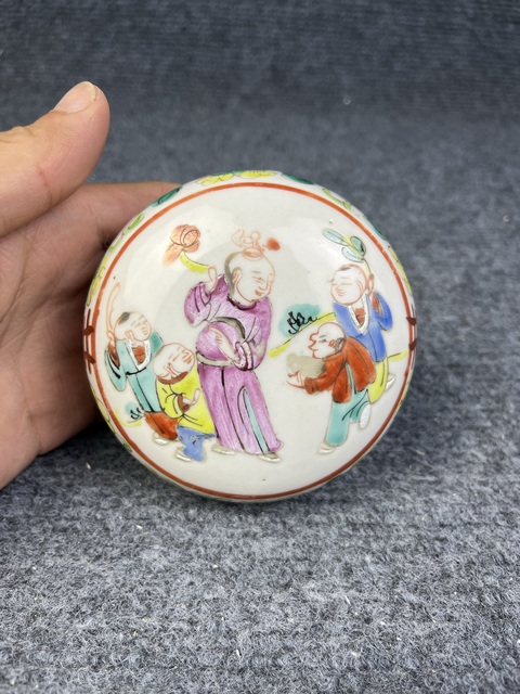 古玩陶瓷粉彩五子奪魁人物紋蓋盒真品鑒賞圖