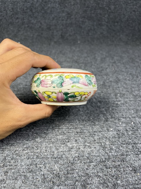 古玩陶瓷粉彩五子奪魁人物紋蓋盒真品鑒賞圖