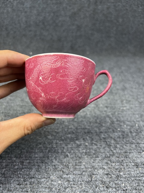古玩陶瓷胭脂紅軋道云龍紋把杯真品鑒賞圖