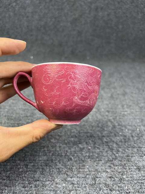 古玩陶瓷胭脂紅軋道云龍紋把杯真品鑒賞圖