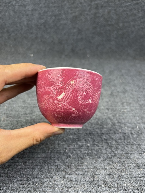 古玩陶瓷胭脂紅軋道云龍紋把杯真品鑒賞圖