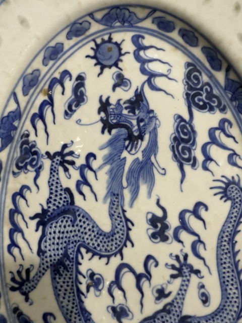 古玩陶瓷民窯精品·青花趕珠龍紋玲瓏折沿盤拍賣，當前價格3500元
