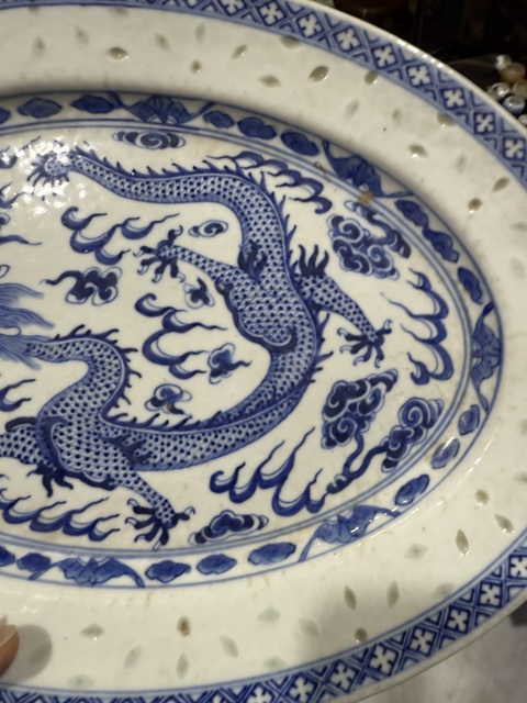 古玩陶瓷民窯精品·青花趕珠龍紋玲瓏折沿盤拍賣，當前價格3500元