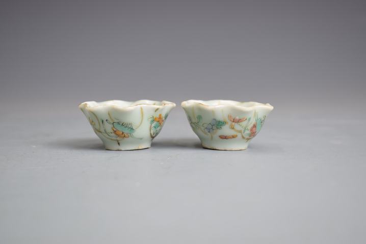 古玩陶瓷清晚青釉粉彩花卉紋花口杯一對真品鑒賞圖