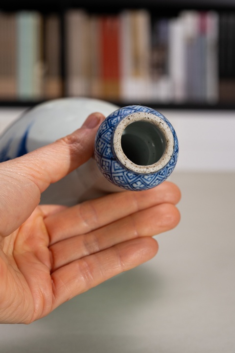 古玩陶瓷青花山水人物紋蒜頭瓶真品鑒賞圖