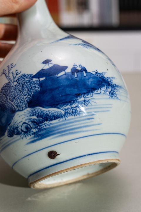 古玩陶瓷青花山水人物紋蒜頭瓶真品鑒賞圖