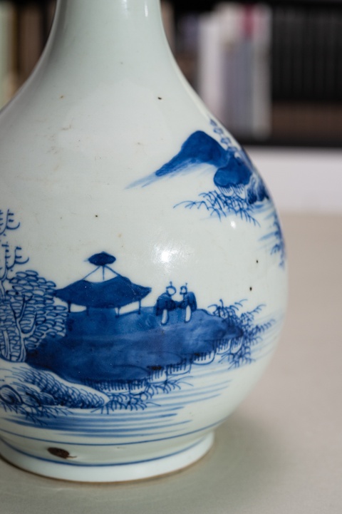 古玩陶瓷青花山水人物紋蒜頭瓶真品鑒賞圖