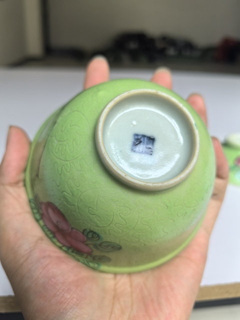 古玩陶瓷蘋果綠地軋道粉彩花卉紋蓋碗真品鑒賞圖