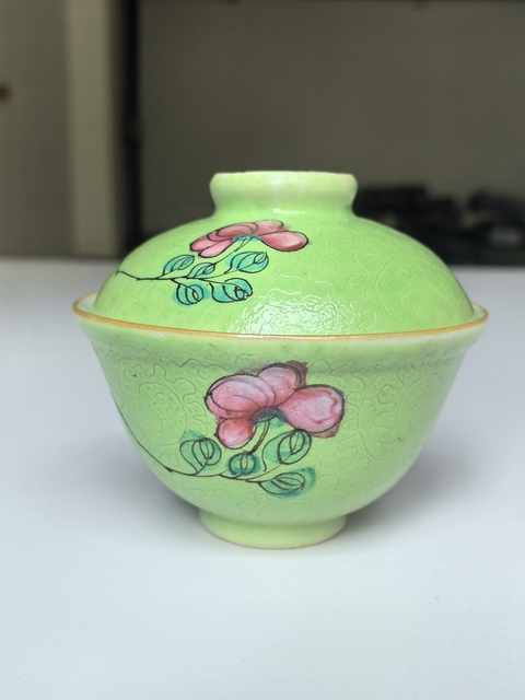 古玩陶瓷蘋果綠地軋道粉彩花卉紋蓋碗真品鑒賞圖