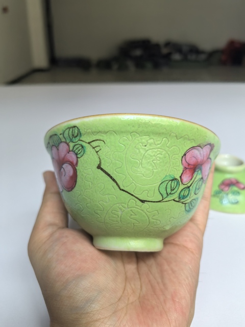 古玩陶瓷蘋果綠地軋道粉彩花卉紋蓋碗真品鑒賞圖