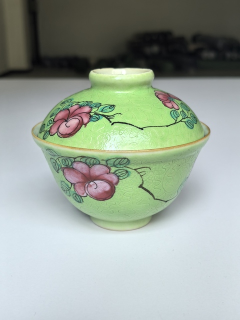 古玩陶瓷蘋果綠地軋道粉彩花卉紋蓋碗真品鑒賞圖