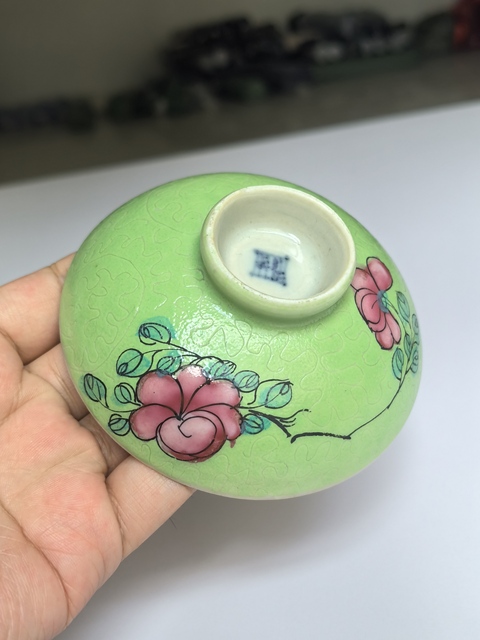 古玩陶瓷蘋果綠地軋道粉彩花卉紋蓋碗真品鑒賞圖