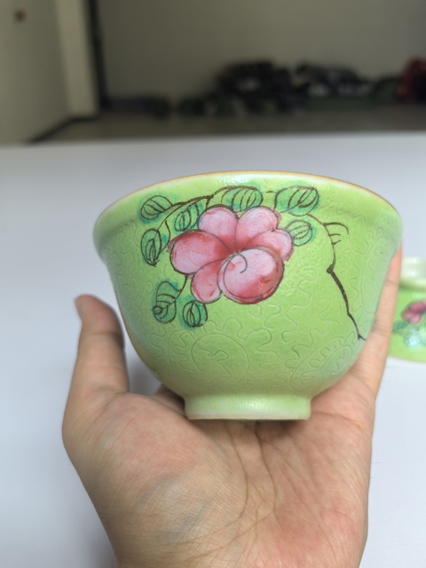 古玩陶瓷蘋果綠地軋道粉彩花卉紋蓋碗真品鑒賞圖