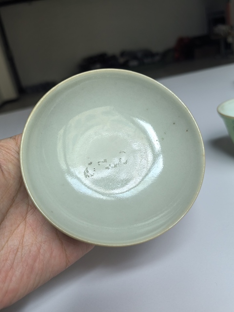 古玩陶瓷蘋果綠地軋道粉彩花卉紋蓋碗真品鑒賞圖