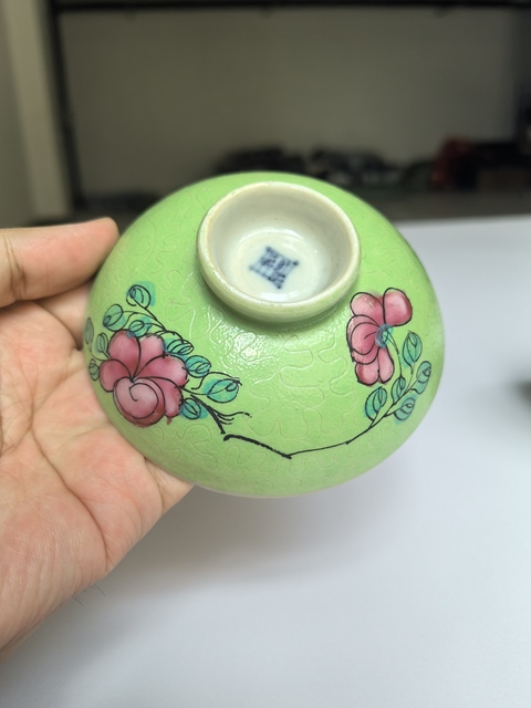 古玩陶瓷蘋果綠地軋道粉彩花卉紋蓋碗真品鑒賞圖