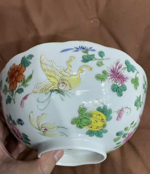 古玩陶瓷花蝶紋粉彩碗真品鑒賞圖