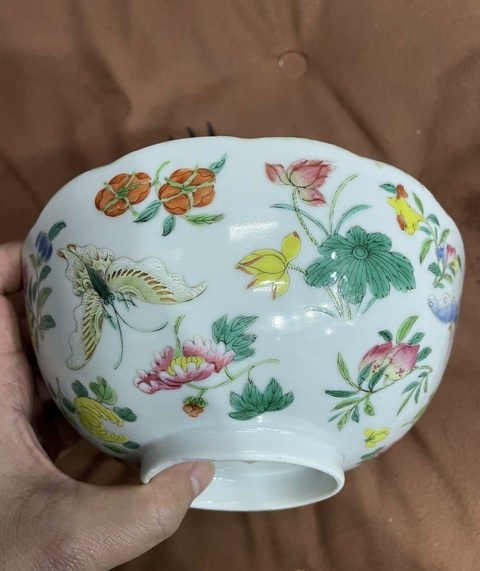 古玩陶瓷花蝶紋粉彩碗真品鑒賞圖