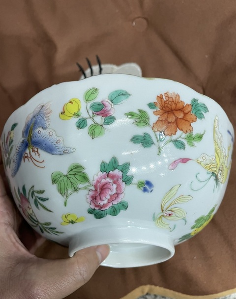 古玩陶瓷花蝶紋粉彩碗真品鑒賞圖