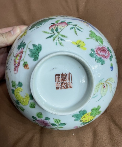 古玩陶瓷花蝶紋粉彩碗真品鑒賞圖