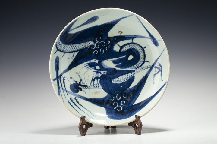 古玩陶瓷清中·青花過(guò)墻龍紋盤(pán)拍賣(mài)，當(dāng)前價(jià)格2592元