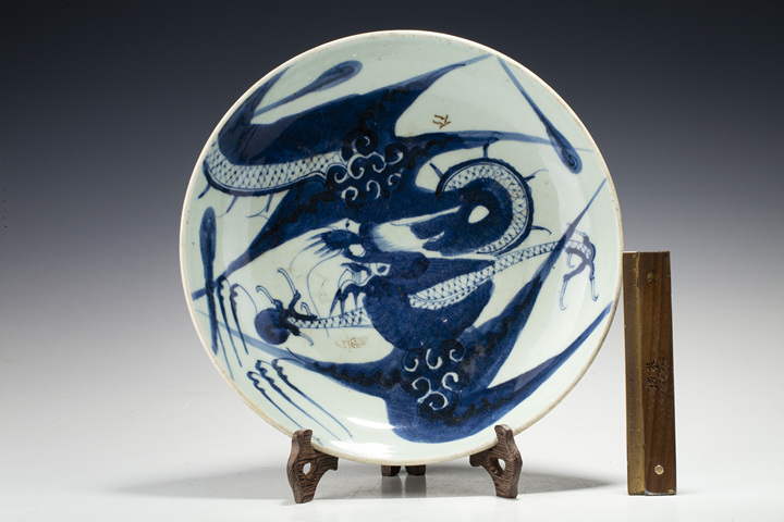 古玩陶瓷清中·青花過(guò)墻龍紋盤(pán)拍賣(mài)，當(dāng)前價(jià)格2592元