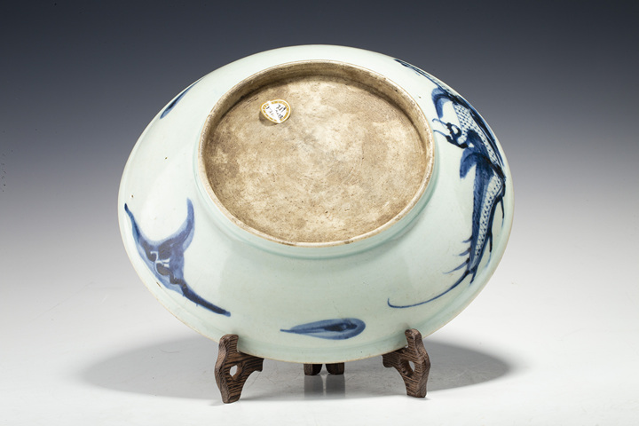 古玩陶瓷清中·青花過(guò)墻龍紋盤(pán)拍賣(mài)，當(dāng)前價(jià)格2592元