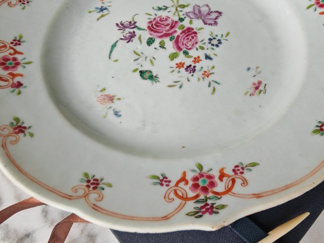 古玩陶瓷粉彩花卉紋盤真品鑒賞圖