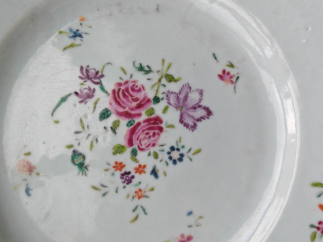 古玩陶瓷粉彩花卉紋盤真品鑒賞圖