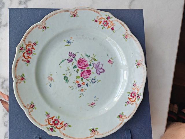 古玩陶瓷粉彩花卉紋盤真品鑒賞圖