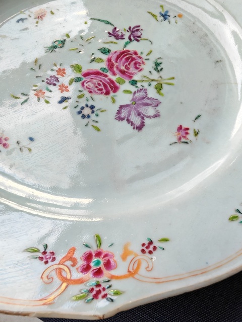 古玩陶瓷粉彩花卉紋盤真品鑒賞圖