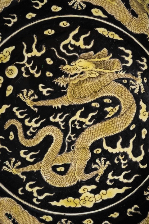 古玩陶瓷民國墨地黃彩云龍趕珠紋盤真品鑒賞圖