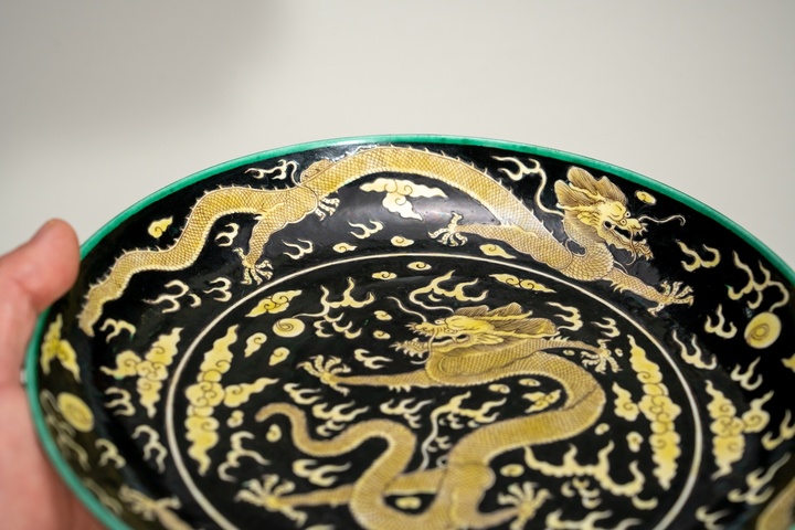 古玩陶瓷民國墨地黃彩云龍趕珠紋盤真品鑒賞圖