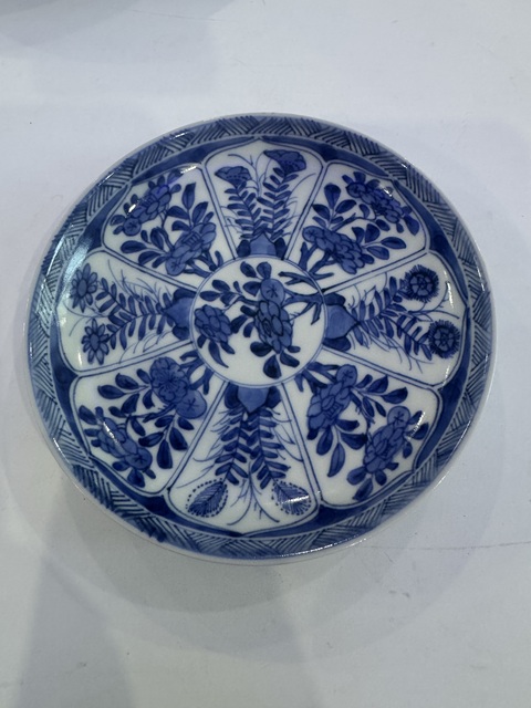 古玩陶瓷花卉紋青花盤真品鑒賞圖