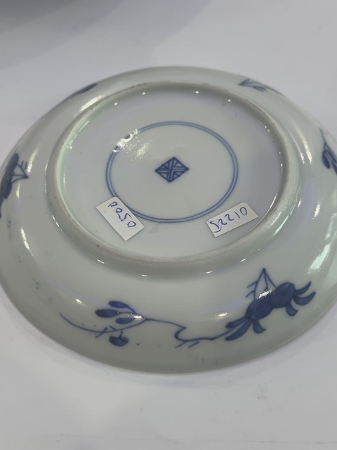 古玩陶瓷花卉紋青花盤真品鑒賞圖