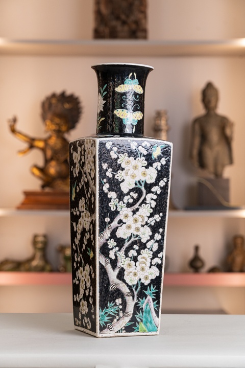 古玩陶瓷清光緒墨地素三彩喜上眉梢圖方瓶真品鑒賞圖