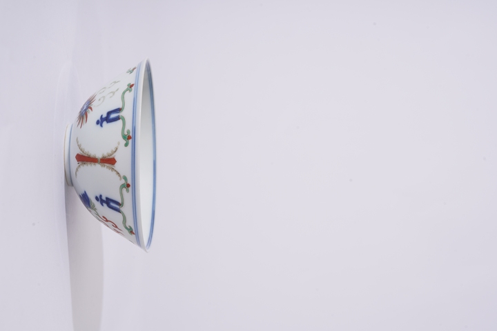 古玩陶瓷斗彩忍冬紋茶碗真品鑒賞圖
