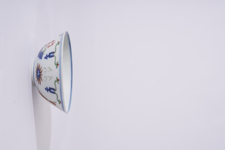 古玩陶瓷斗彩忍冬紋茶碗真品鑒賞圖