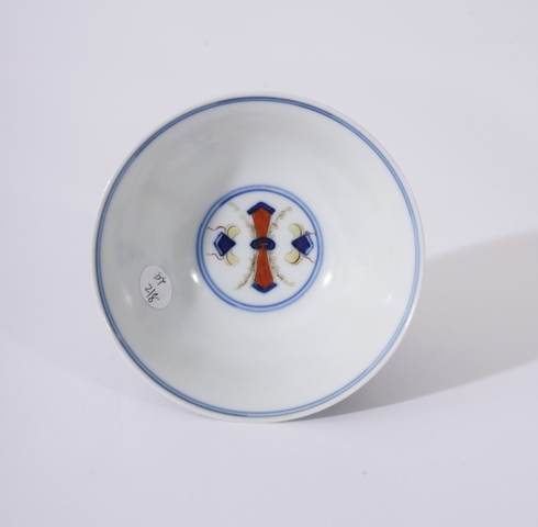 古玩陶瓷斗彩忍冬紋茶碗真品鑒賞圖