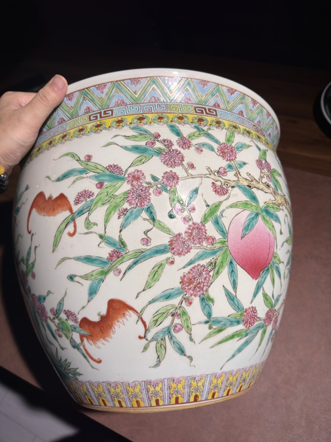 古玩陶瓷桃蝠紋粉彩缸真品鑒賞圖