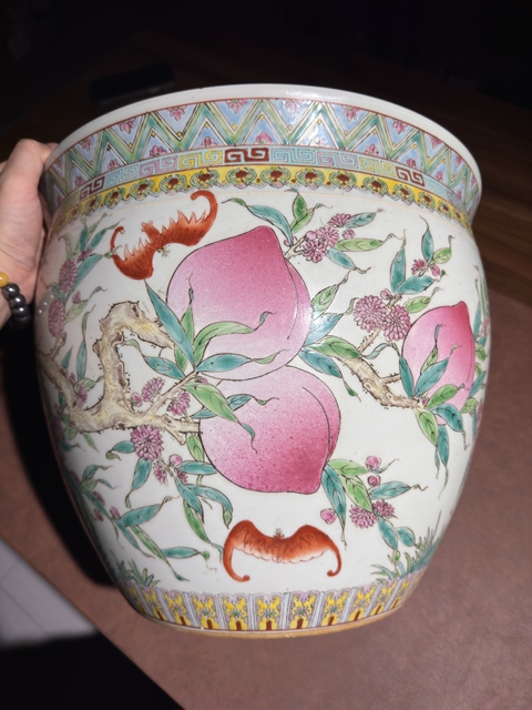古玩陶瓷桃蝠紋粉彩缸真品鑒賞圖
