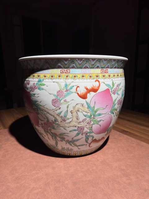 古玩陶瓷桃蝠紋粉彩缸真品鑒賞圖