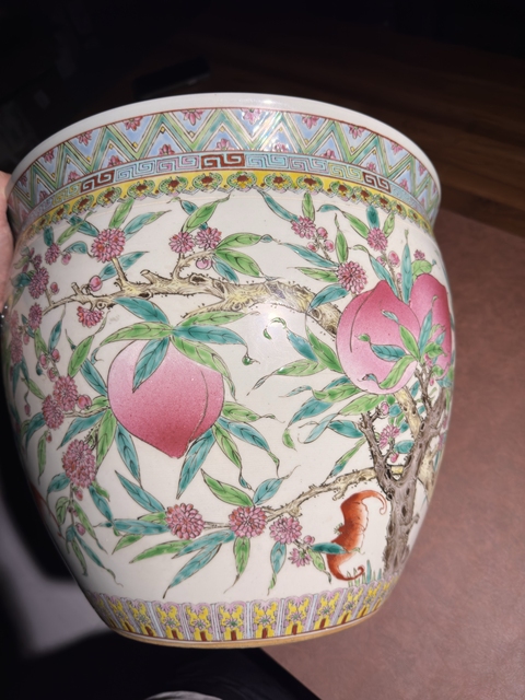 古玩陶瓷桃蝠紋粉彩缸真品鑒賞圖