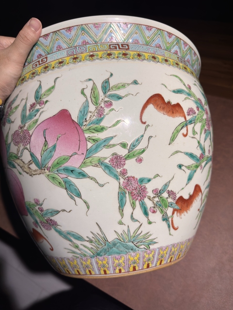 古玩陶瓷桃蝠紋粉彩缸真品鑒賞圖