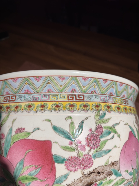 古玩陶瓷桃蝠紋粉彩缸真品鑒賞圖