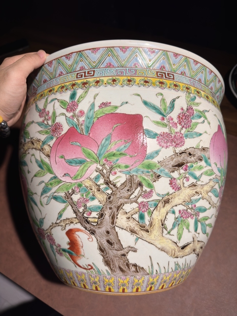 古玩陶瓷桃蝠紋粉彩缸真品鑒賞圖