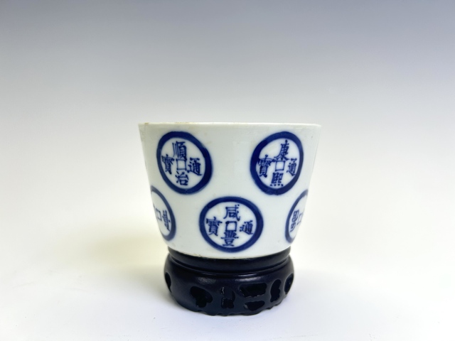 古玩陶瓷清晚期·青花通寶馬蹄杯拍賣,當前價格396元